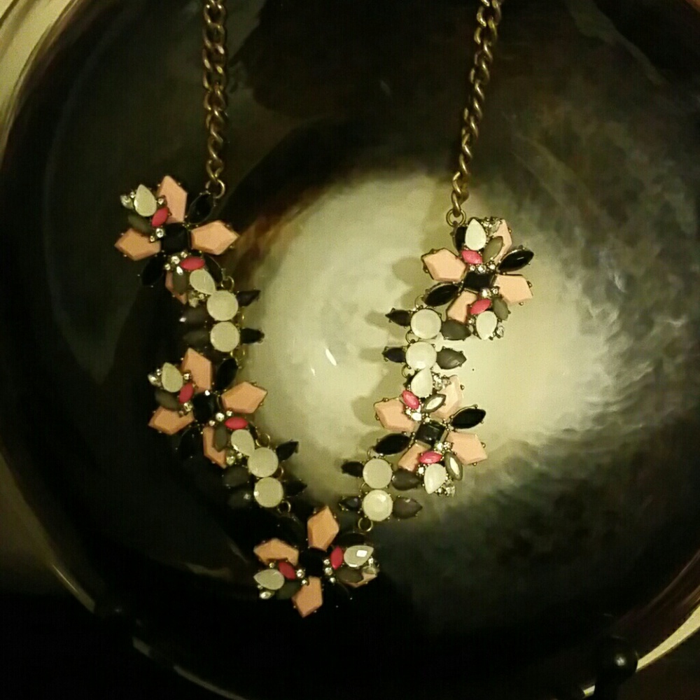 SOLD Floral necklace - Picture 2 of 6